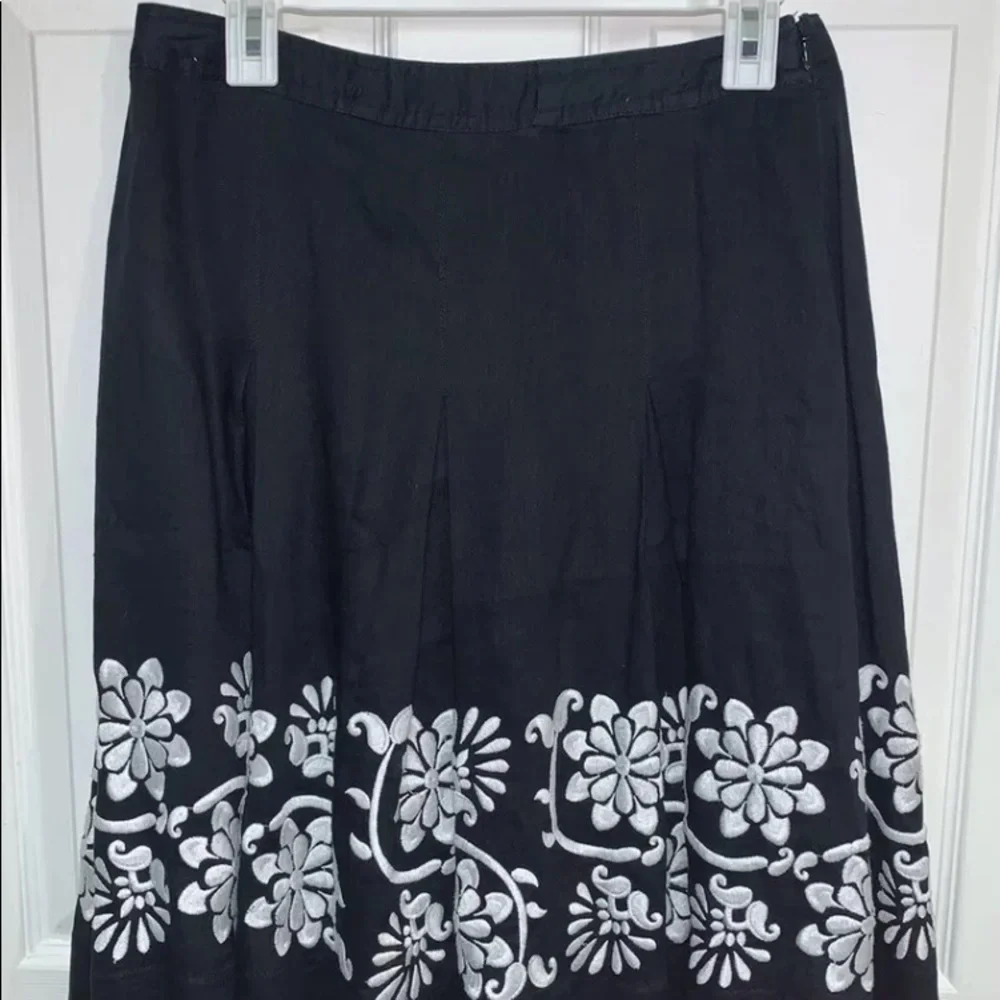 Ann Taylor Linen A-Line pleated Skirt Black with White Embroidery Detail Size 4 - Picture 9 of 9